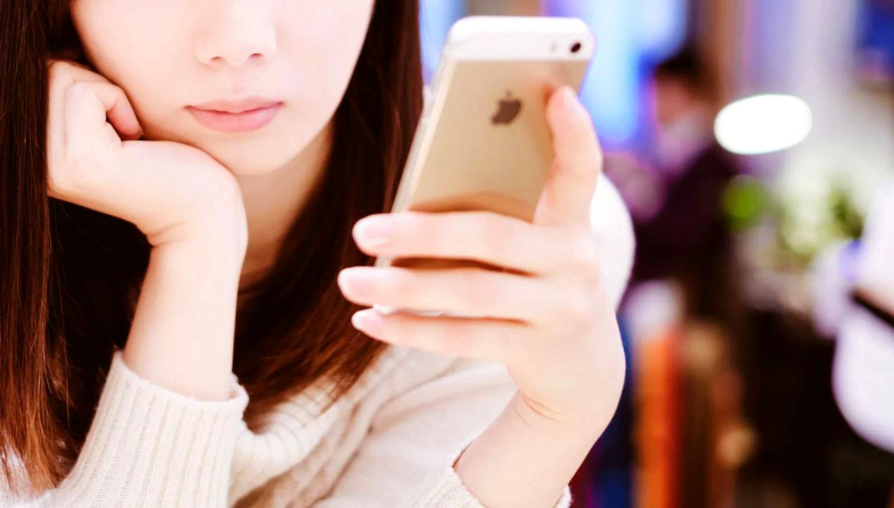 会話中に相手の表情を見ながら間を置いて話す二人のビジネスシーン