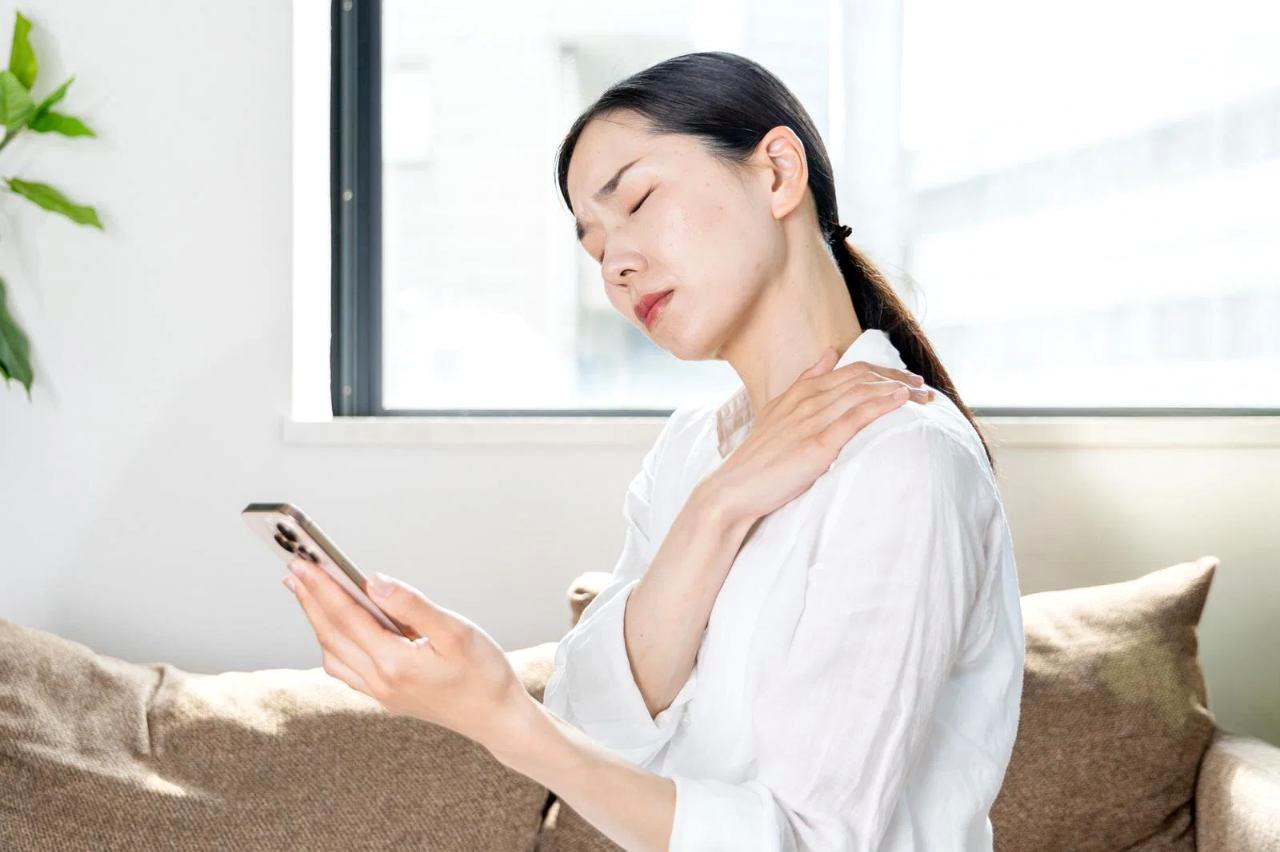 疲れや肌荒れに悩みながら生活習慣を見直す40代のイメージ