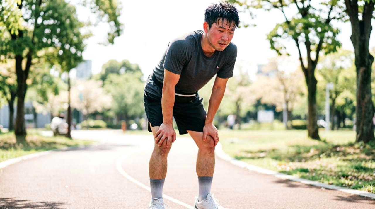 疲れを感じながら歩く男性と休憩の様子