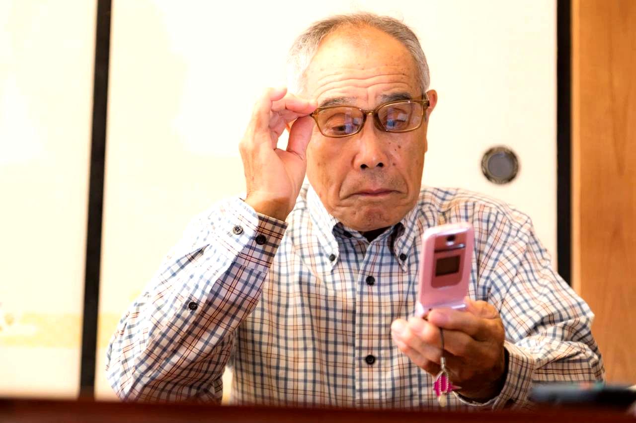 メモを取りながら住み替えの注意点をリサーチする老人