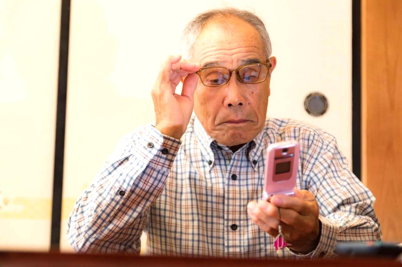 日常生活の中で目の乾燥を感じやすい50代の暮らしを表した画像