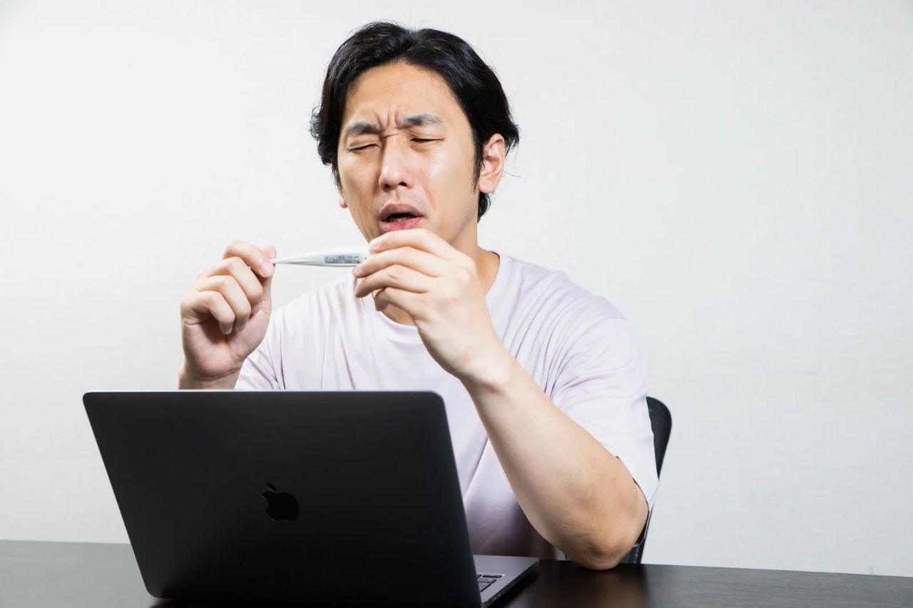 外出先でトイレを探して困っている40代の人物のイラスト
