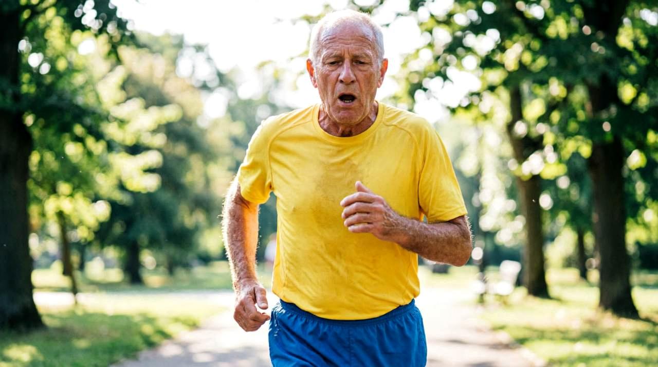 80代の男性が背筋を伸ばして正しいフォームでスクワットを行い、膝への負担を減らしている様子
