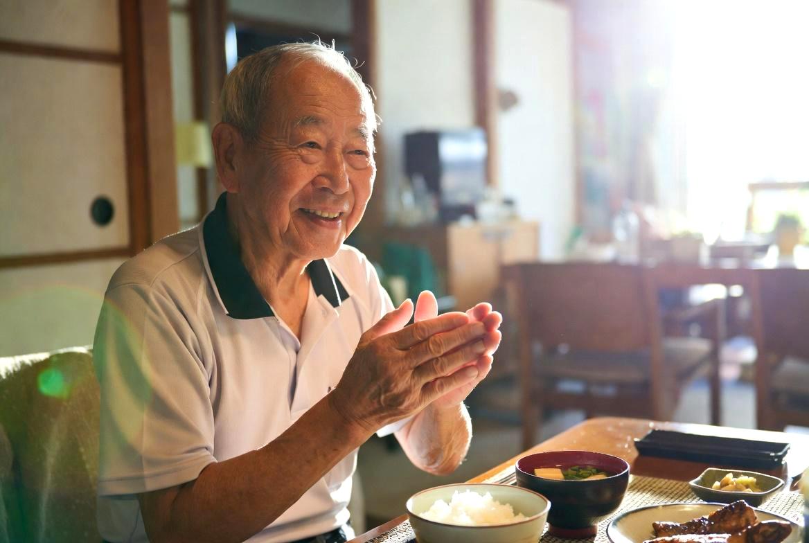 シニア世代が家計簿を書き込んで支出を確認している様子
