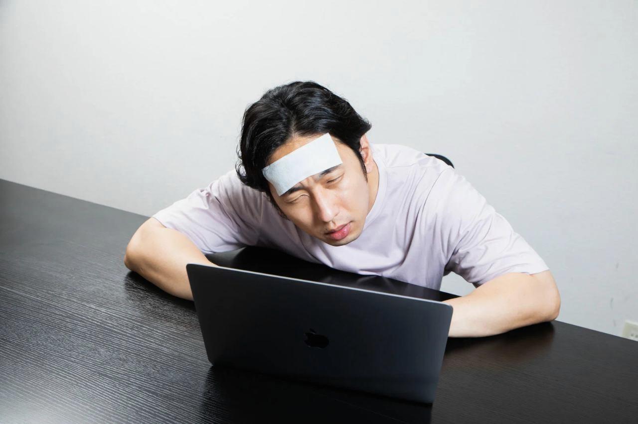 デスクワークで疲れた50代がストレスを感じている様子