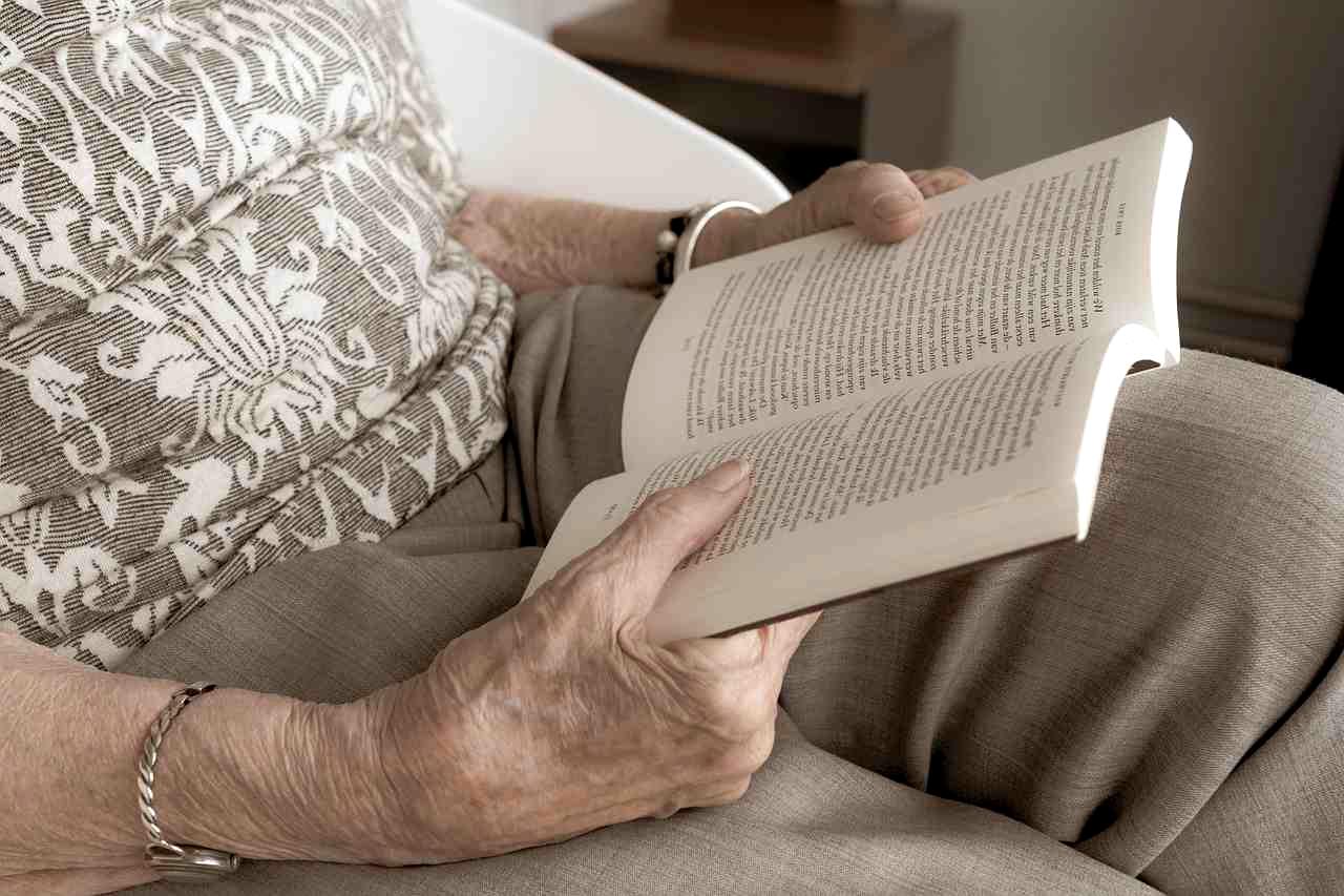 眼科で目の診察を受ける高齢者の様子