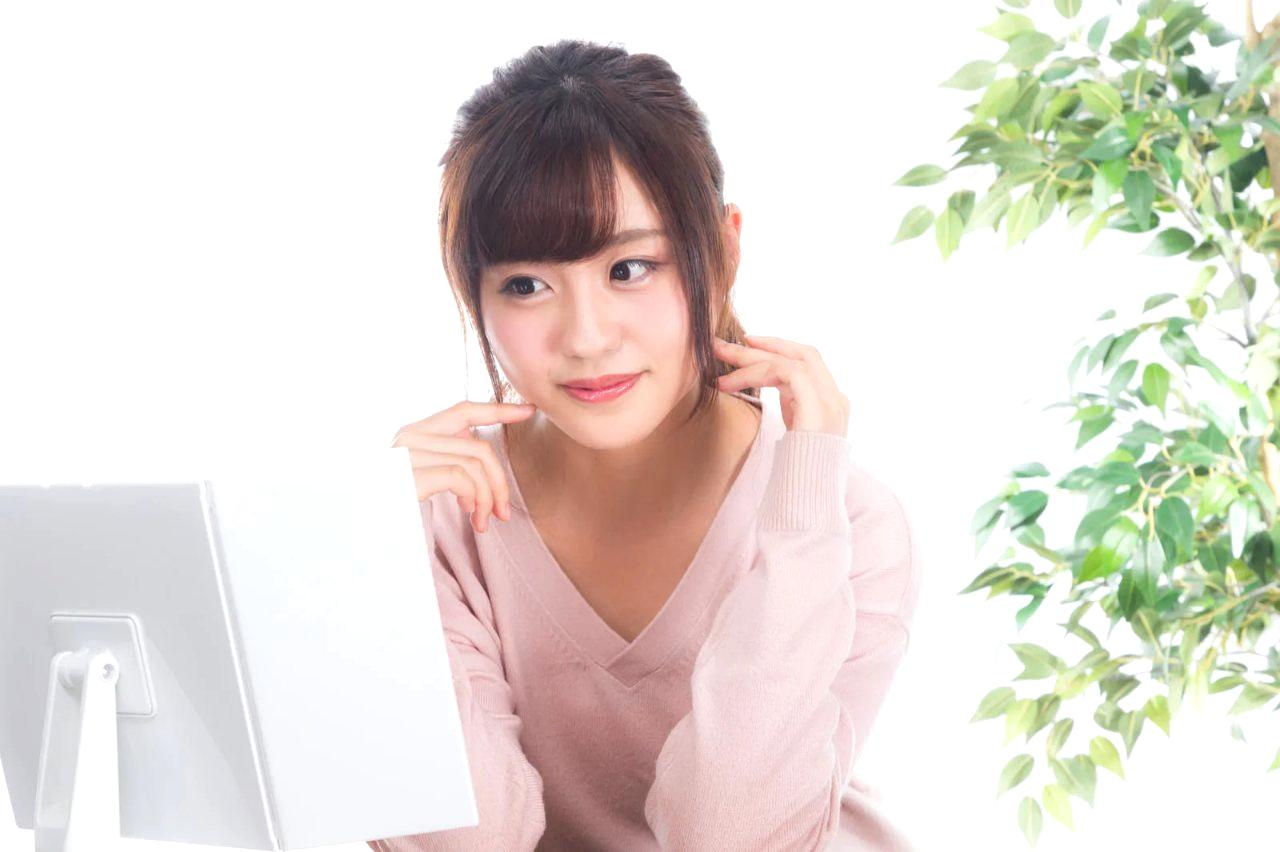 手帳に「新しい出会い」と書き込み、ペンを持って微笑む50代の手元