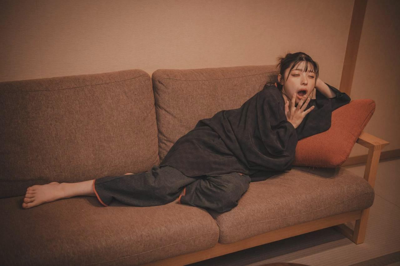ベッドで目を覚まし睡眠不足に悩む男性