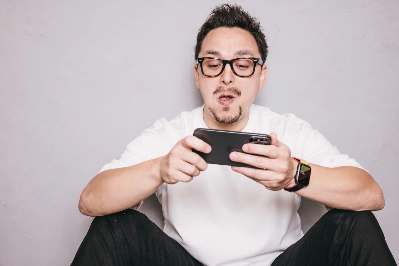 スマートウォッチで1日の歩行時間を確認しながら歩く男性の手元