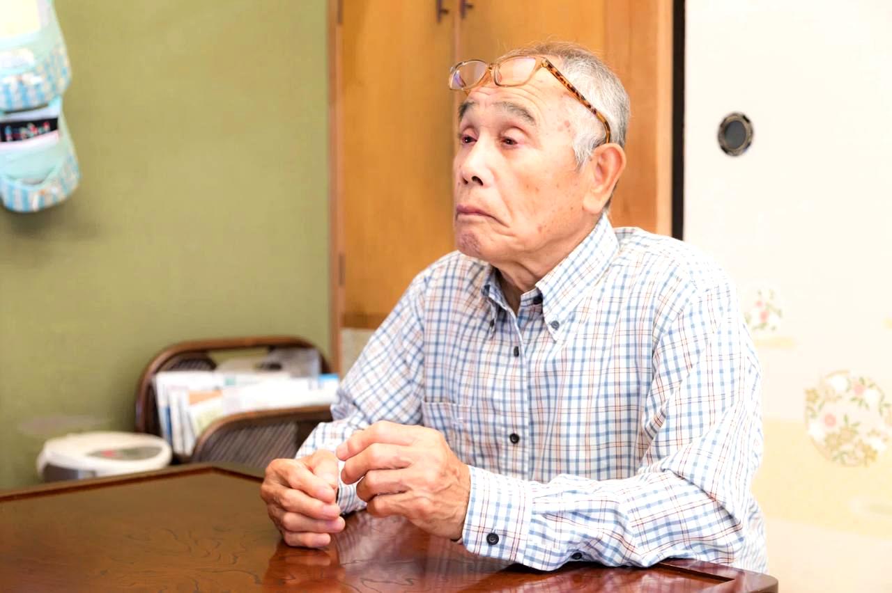 朝の目やにが気になる40代男性が目元を確認している様子