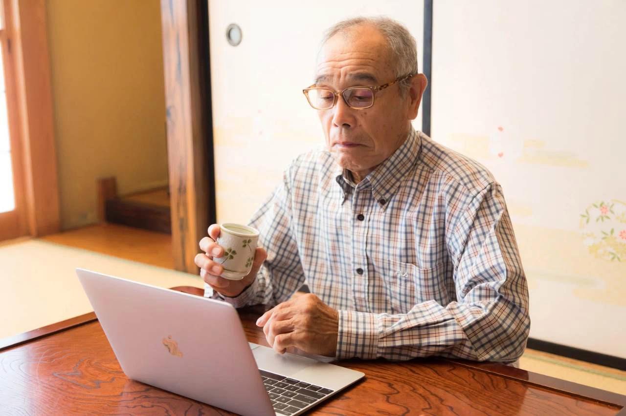 公営住宅の外観と説明パネル、シニア向けの住まいの基本情報