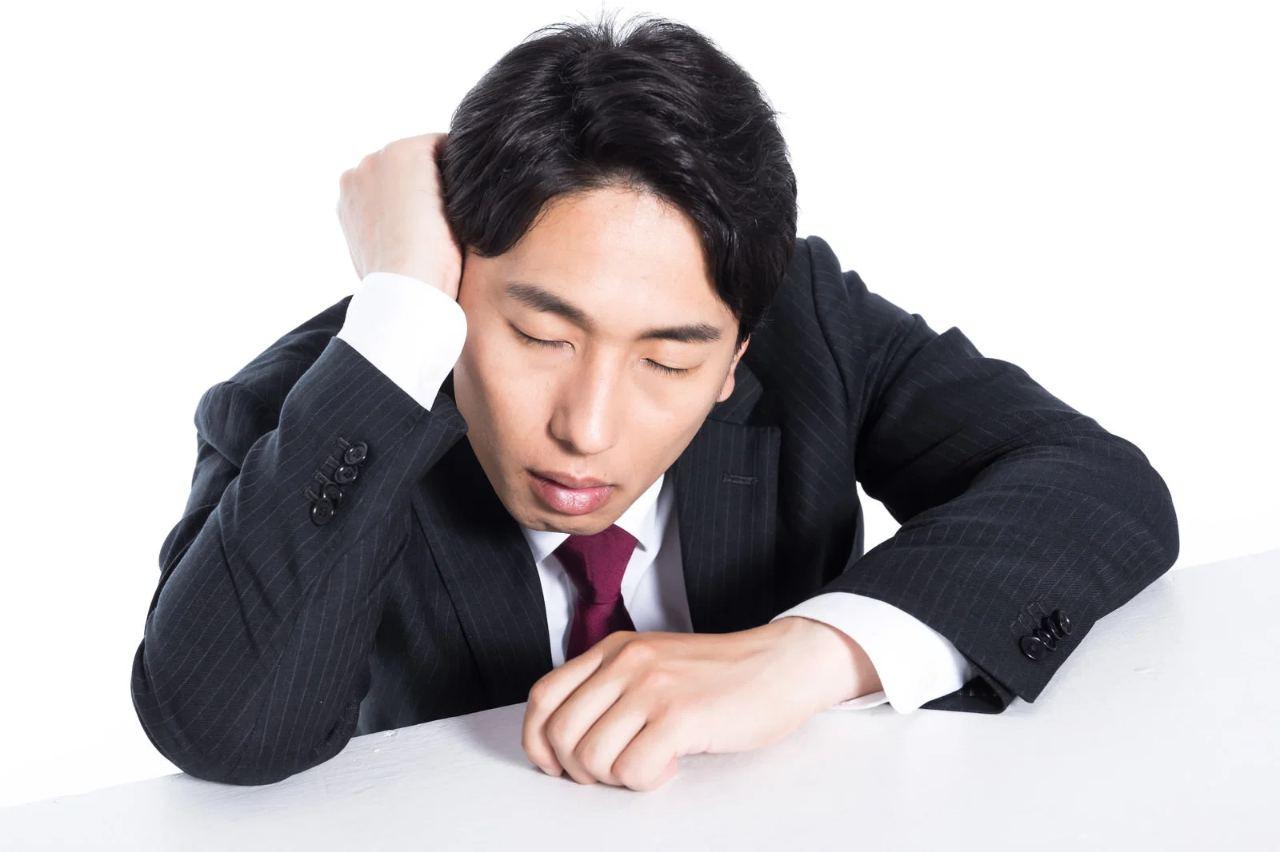 膝の痛みを気にしながら立ち上がるシニア