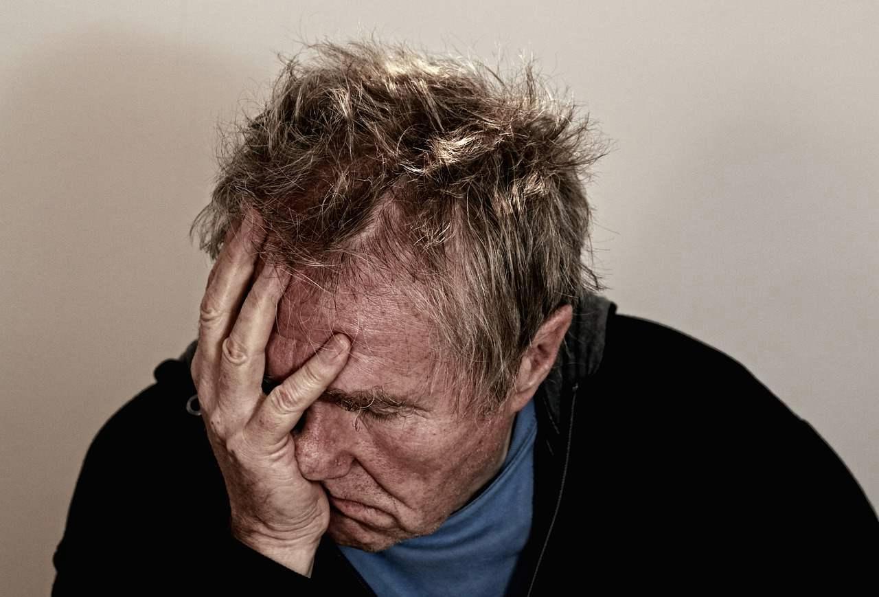 60代のおひとりさまが健康管理と終活について考えている様子