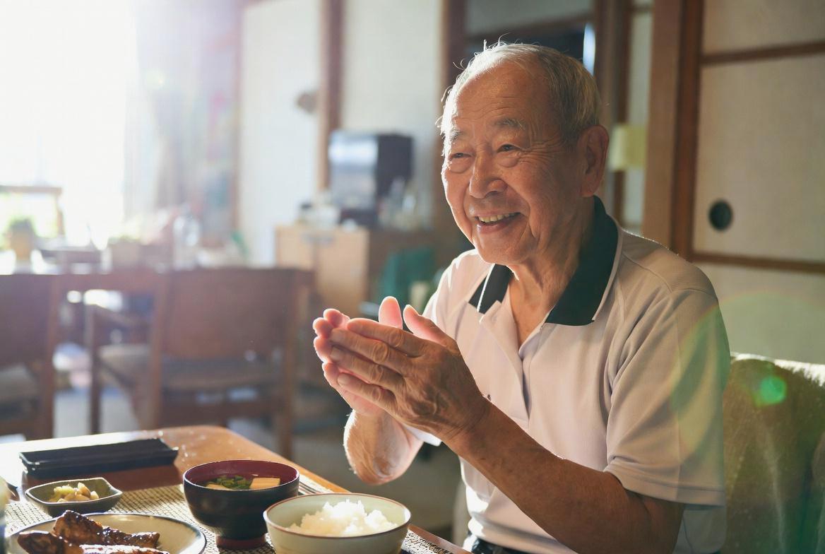 毎日の食事と生活習慣を整えて体調管理する高齢者のイメージ