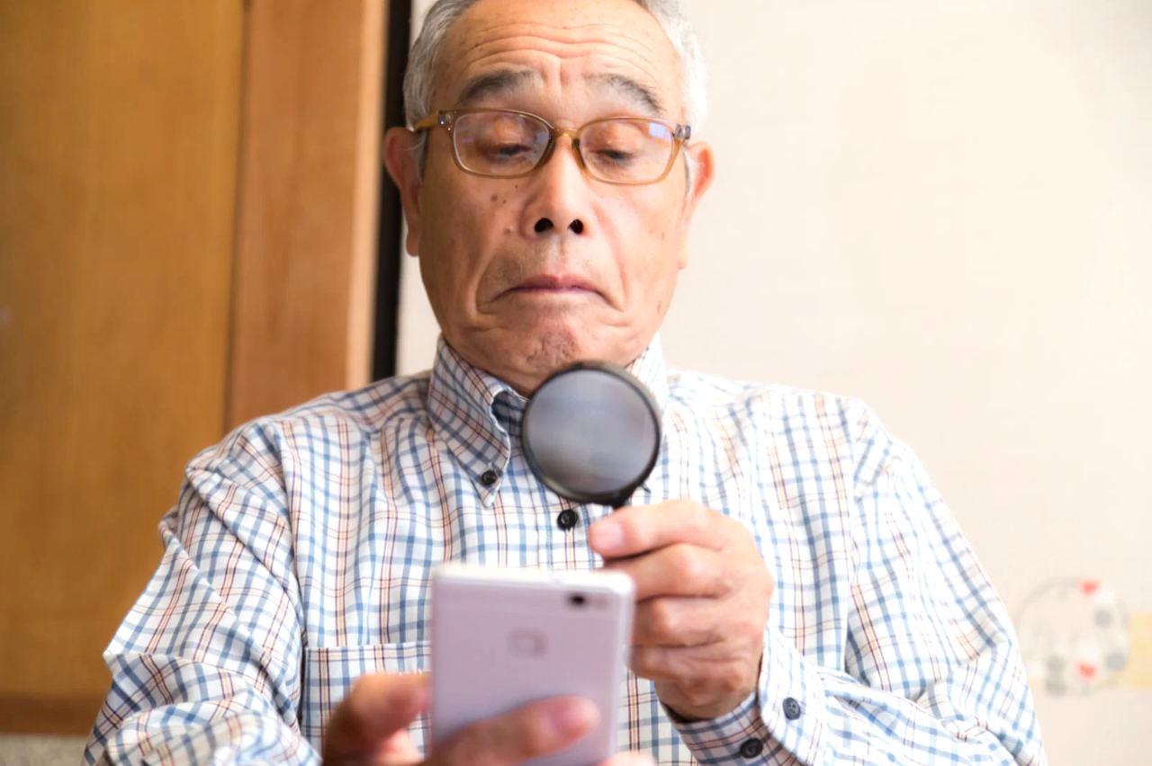 スマホを使って交流や情報収集を楽しむ高齢者