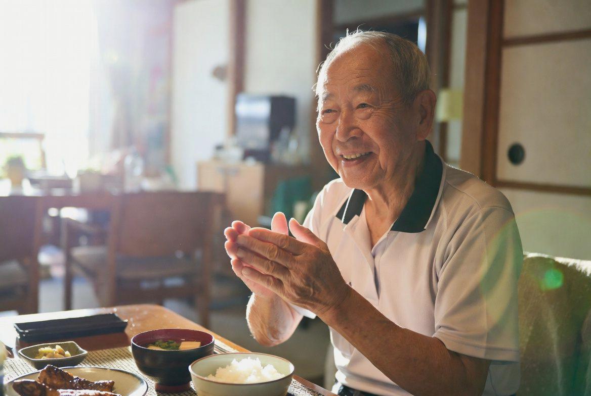 健康的な食習慣を続けるシニア世代の穏やかな生活