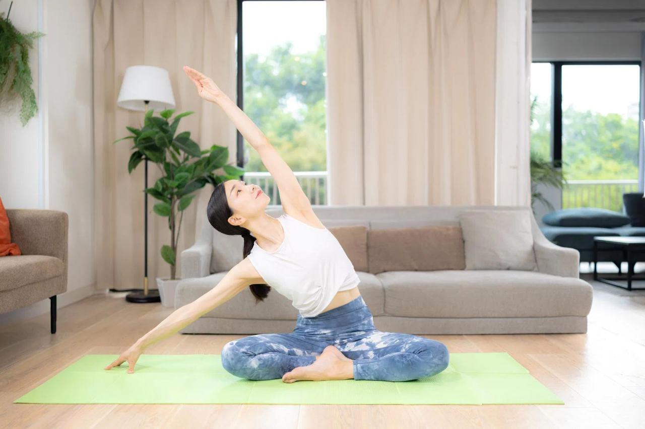 40代女性が鏡を見ながらお腹まわりを気にしている様子