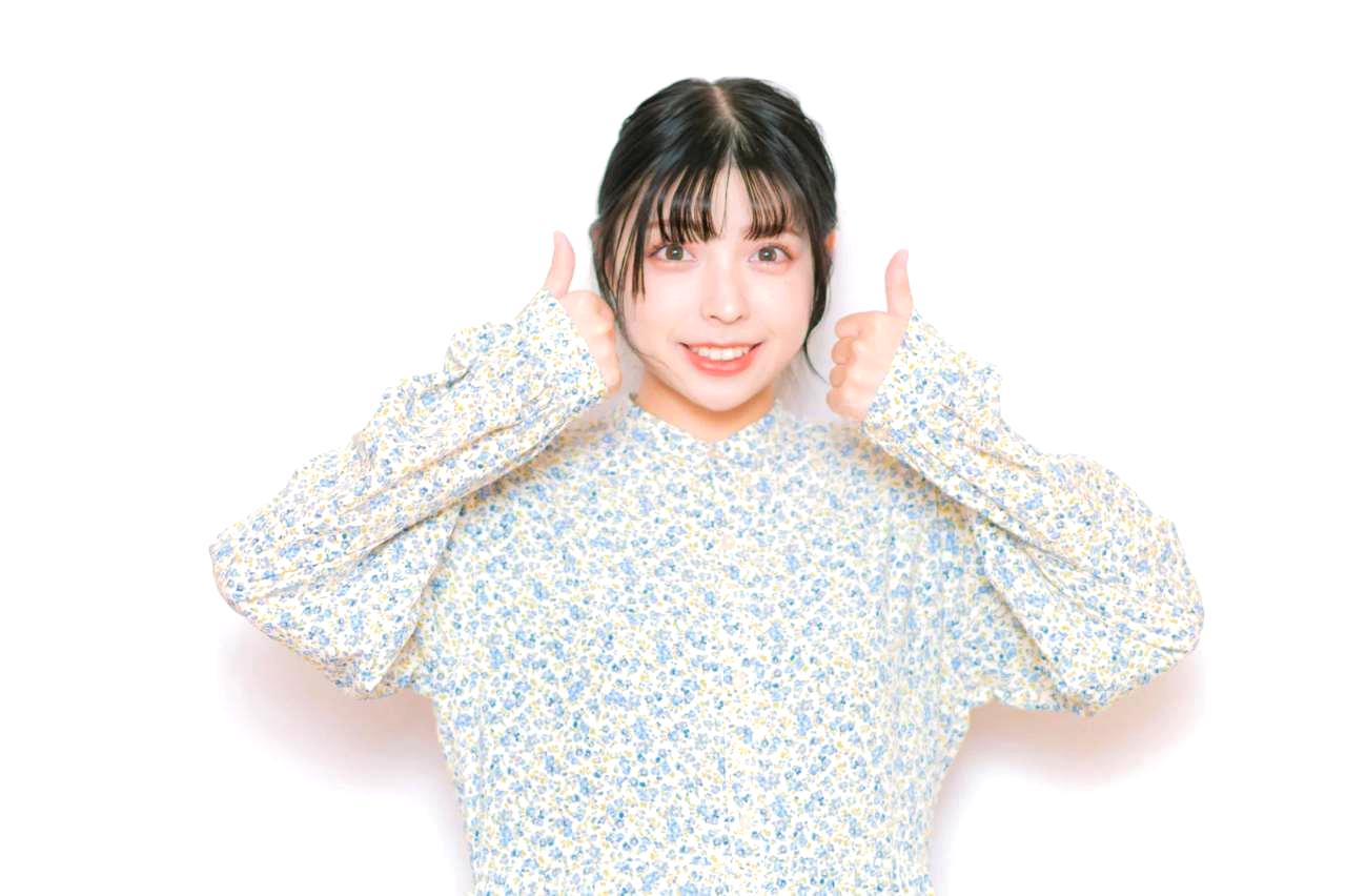 満足そうに清掃後のピカピカな浴室を見渡す50代男性