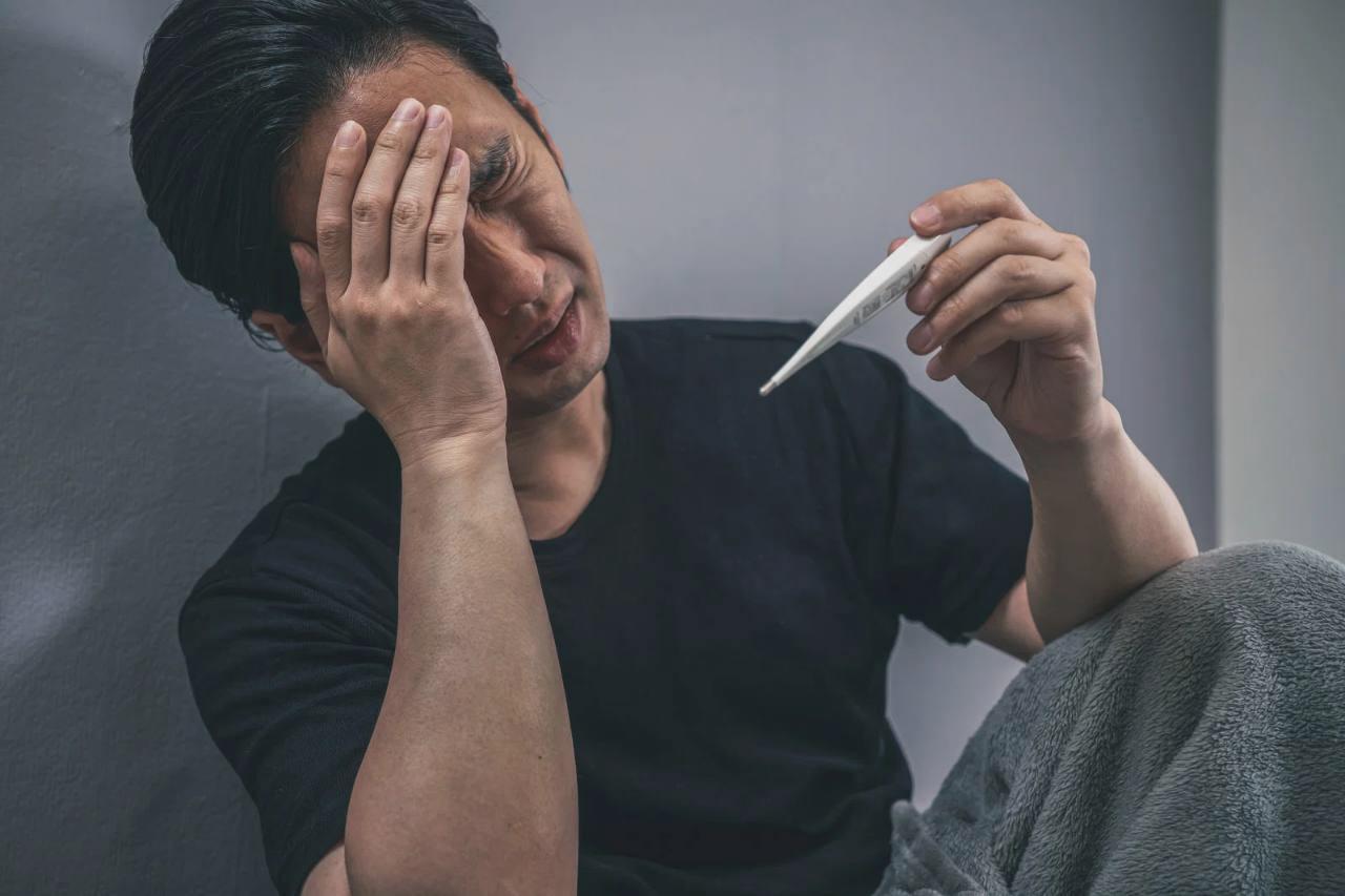 高齢者でも扱いやすい軽量ペットフードの小分けパックと自動給餌器の写真