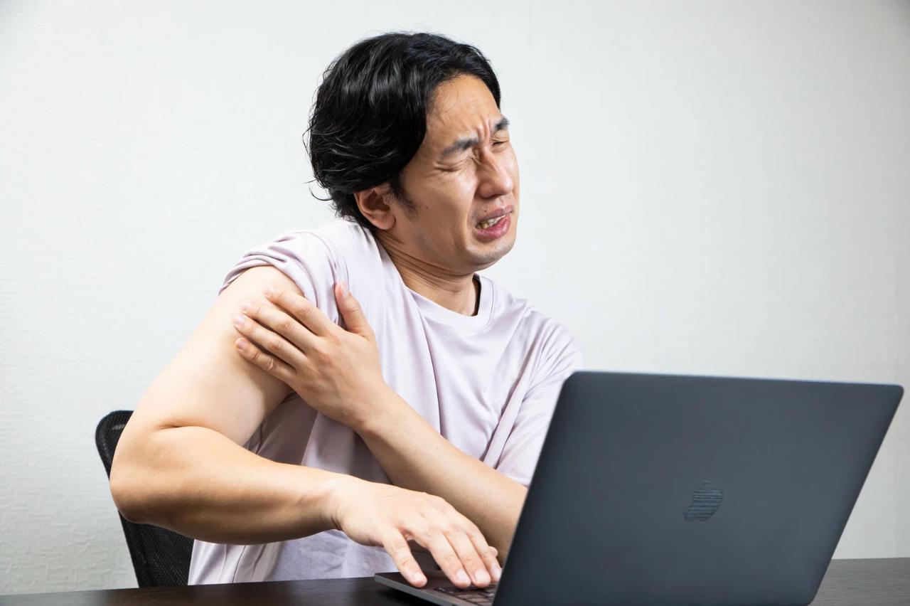 タイマーをセットして30分間だけパソコンに向かい、リラックスして作業するシニア