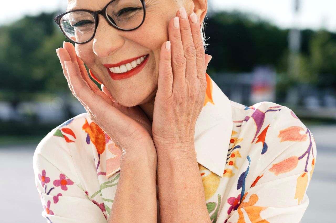 笑顔で安全なサイクリング計画を練る60代のグループ