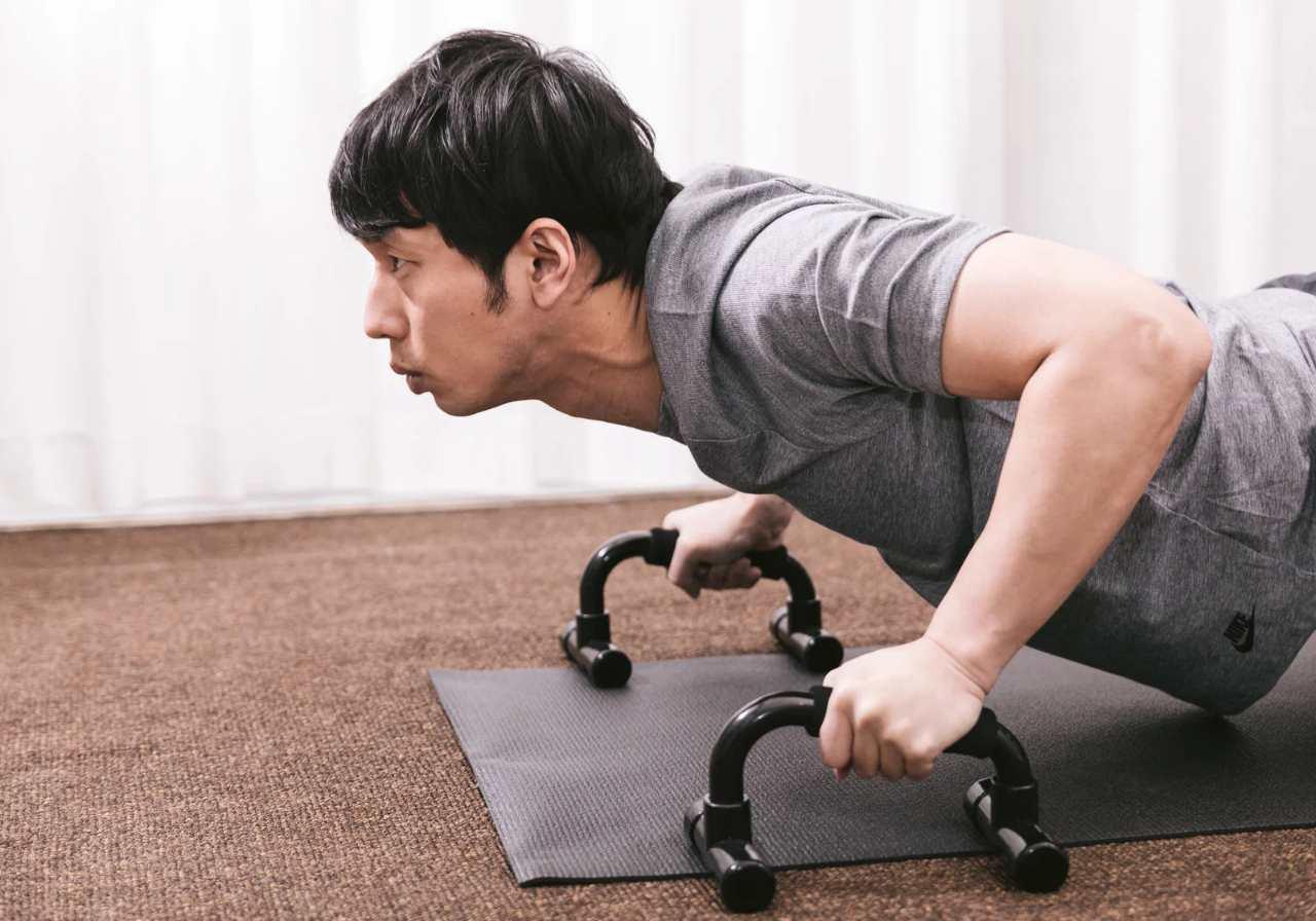 正しい姿勢でウォーキングするシニア男性