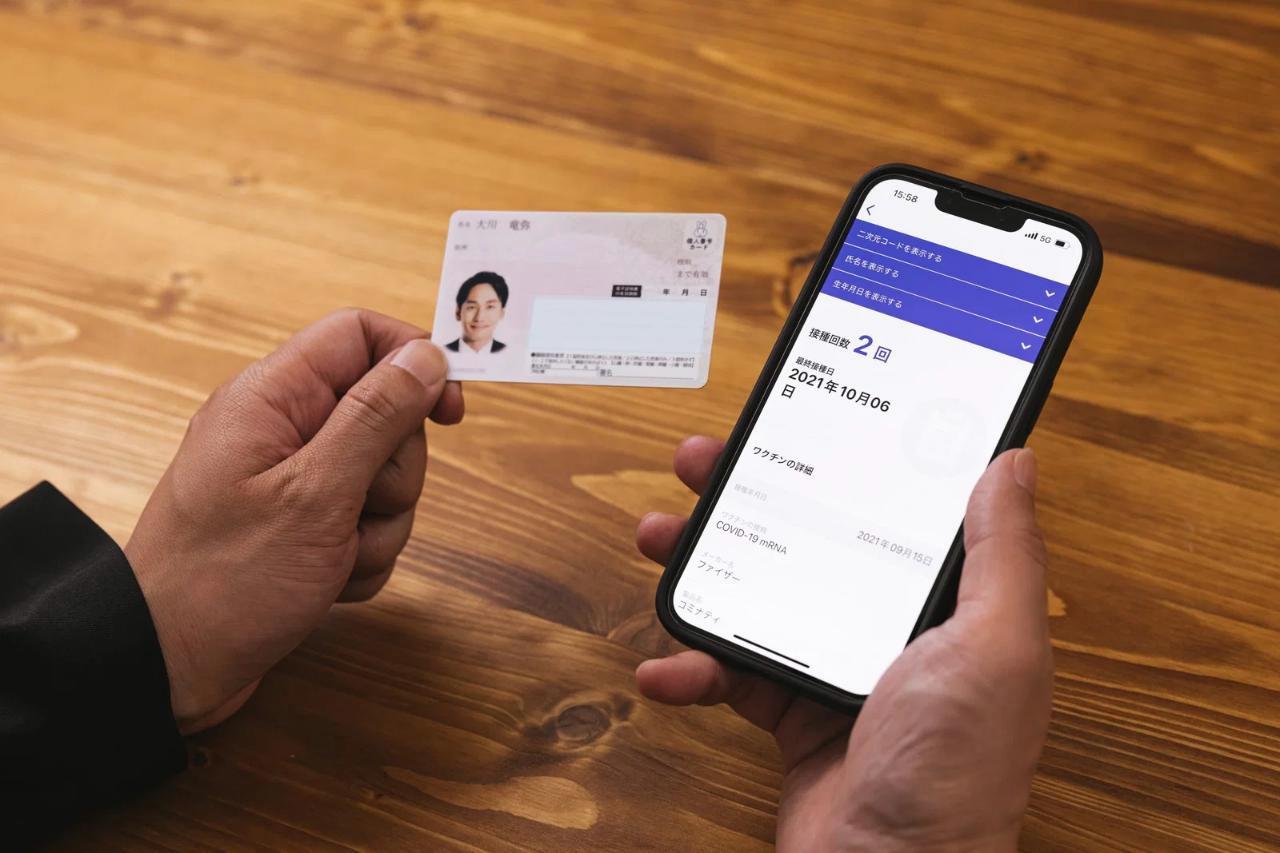 夜中にスマホを見ながら眠れずに困る50代の男性