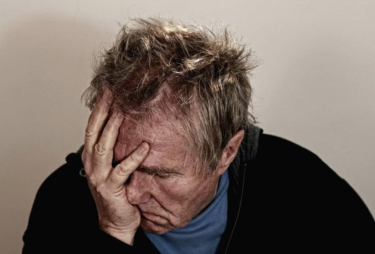 50代の男女が健康診断結果を見ながら癌予防について考えている様子