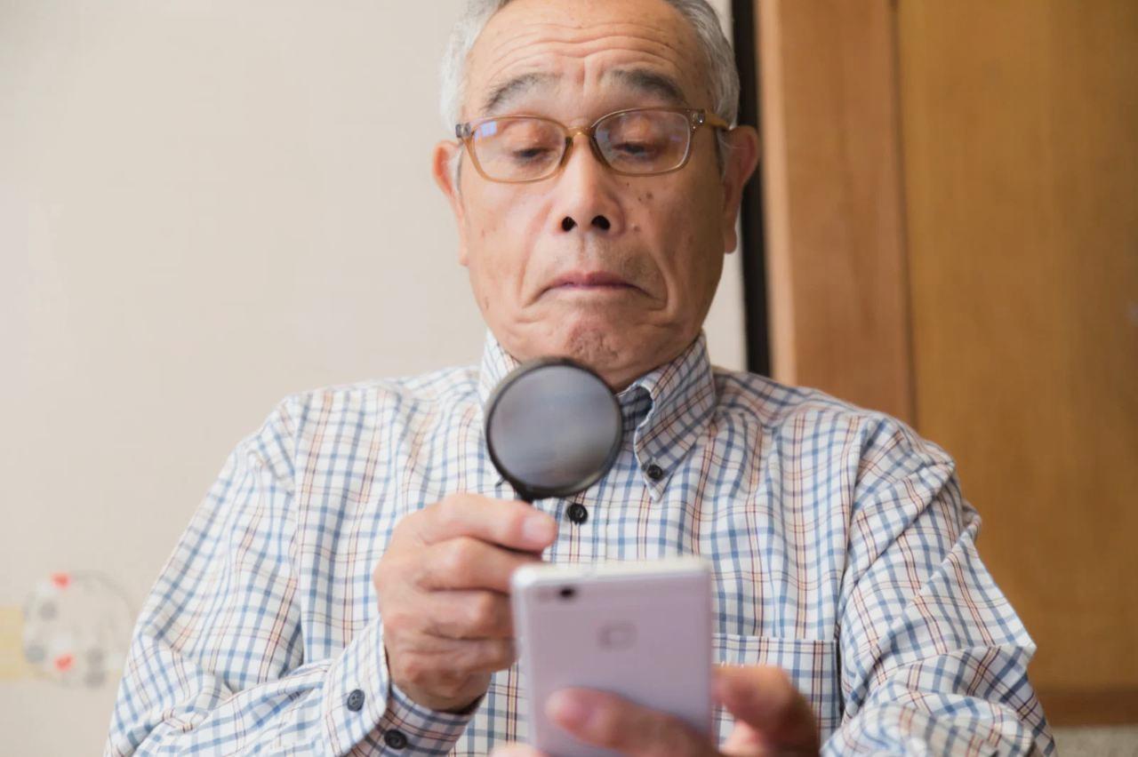 高齢者がカレンダーを見ながら受診日を検討している様子
