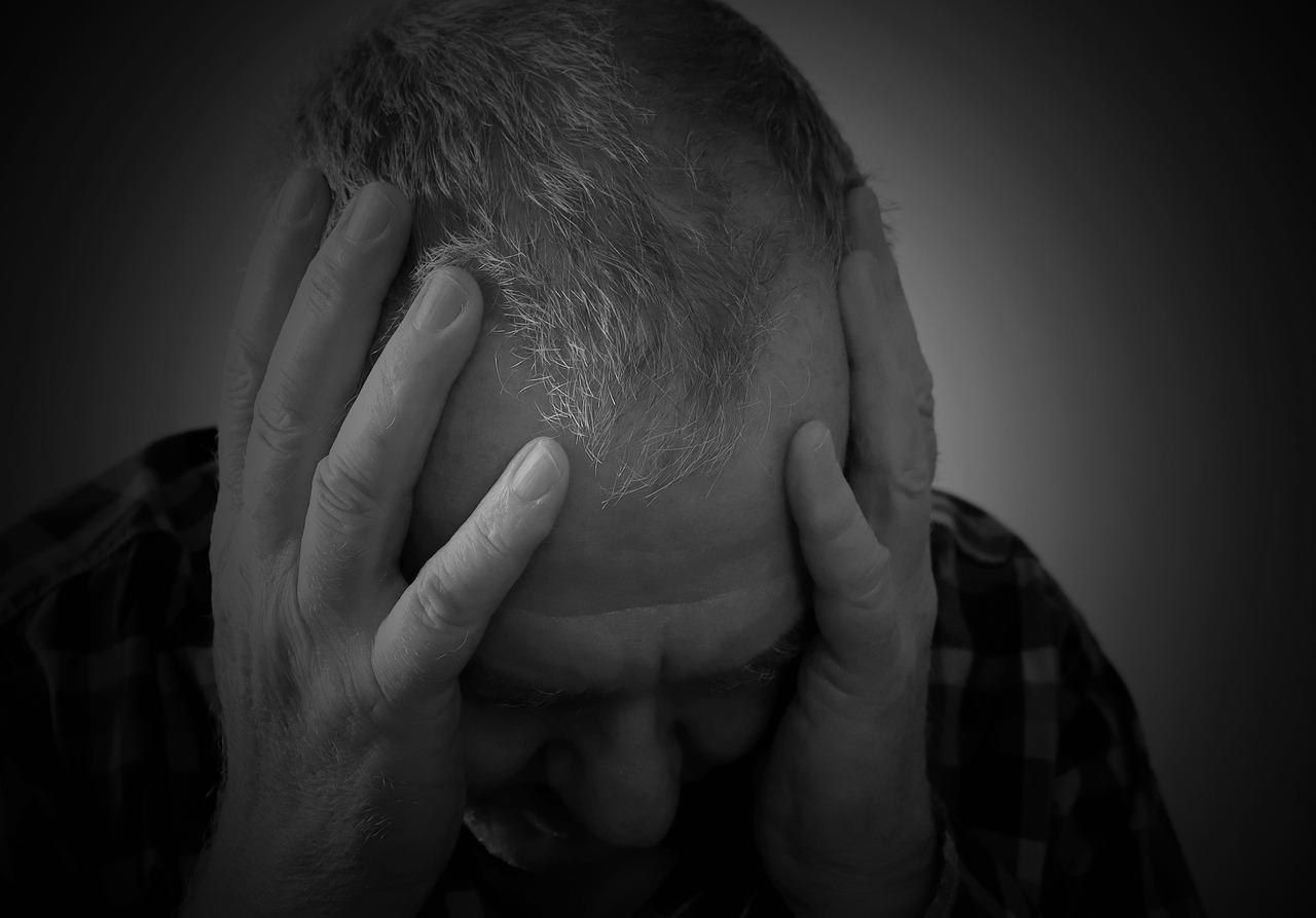 高齢者が本を読みながら驚きと発見の表情を浮かべているイメージ