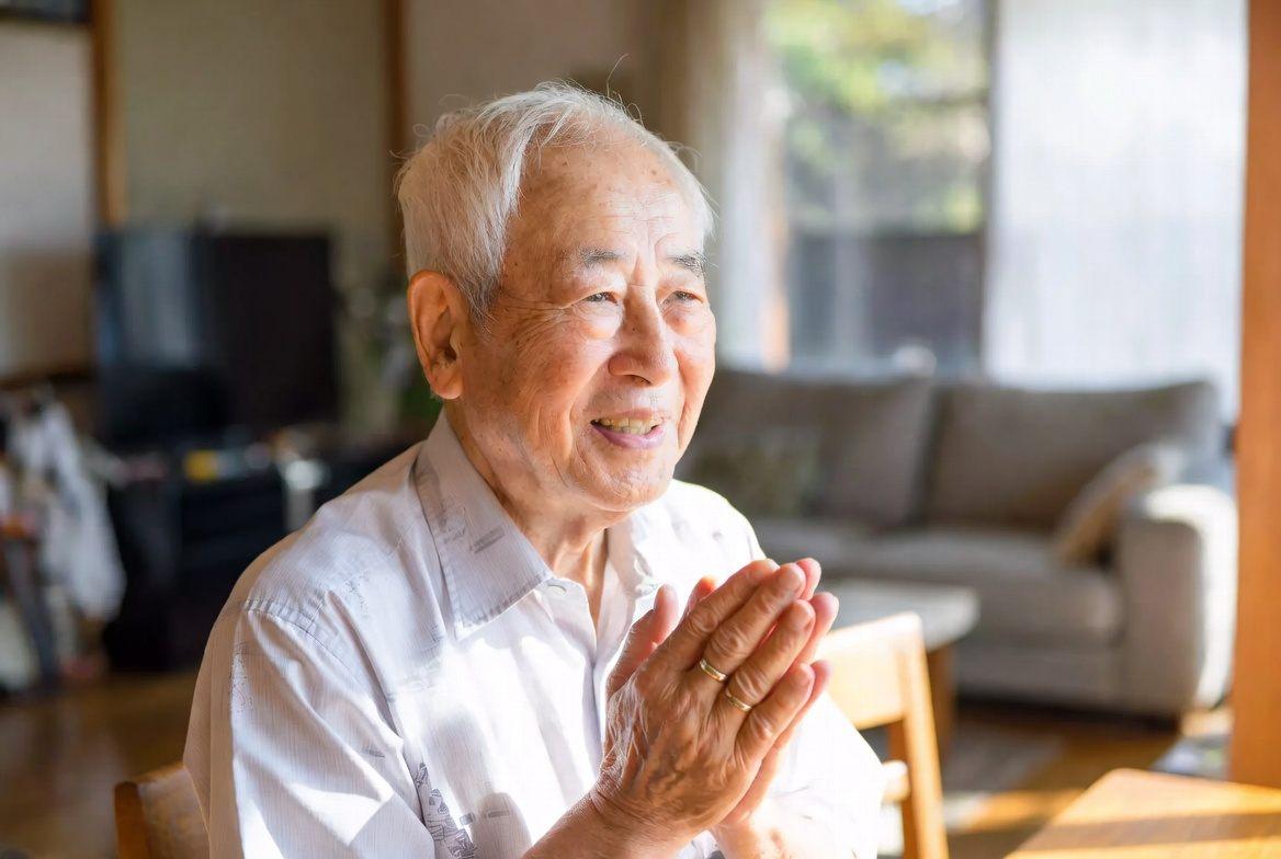 穏やかな表情で健康的な食事を楽しむ高齢者