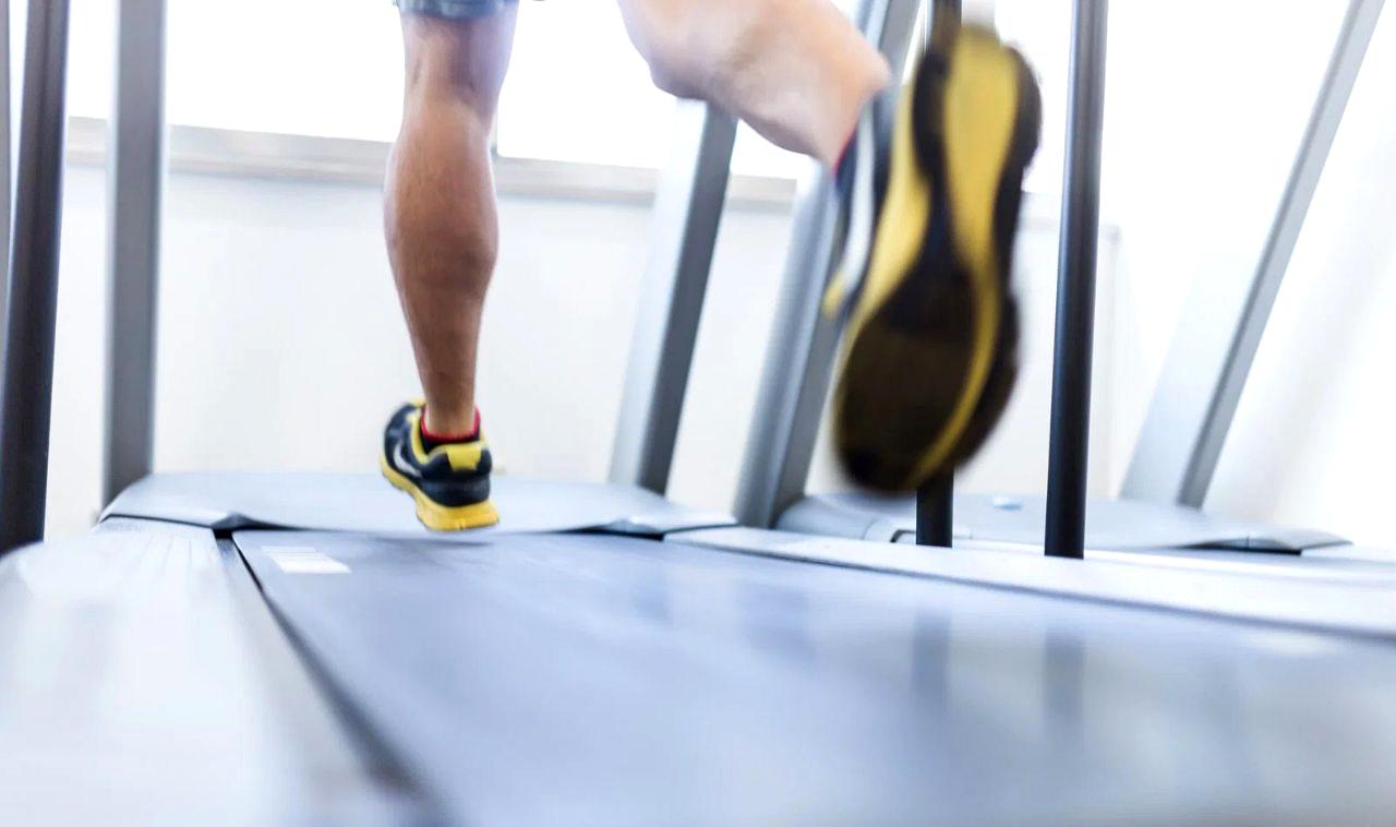 健康的な食事と運動で癌予防を心がける50代男性