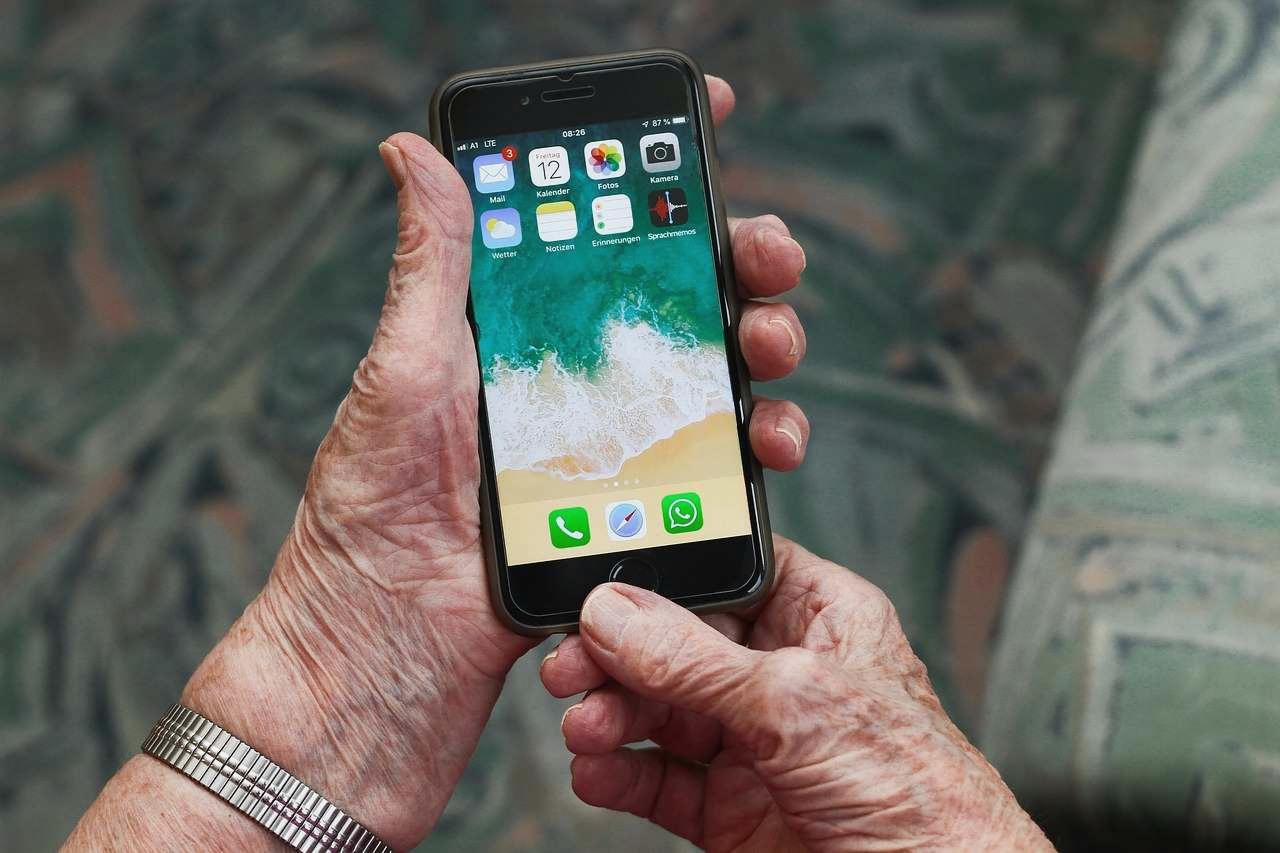 補聴器とスマートフォンを使った高齢者の新しい聞こえの工夫