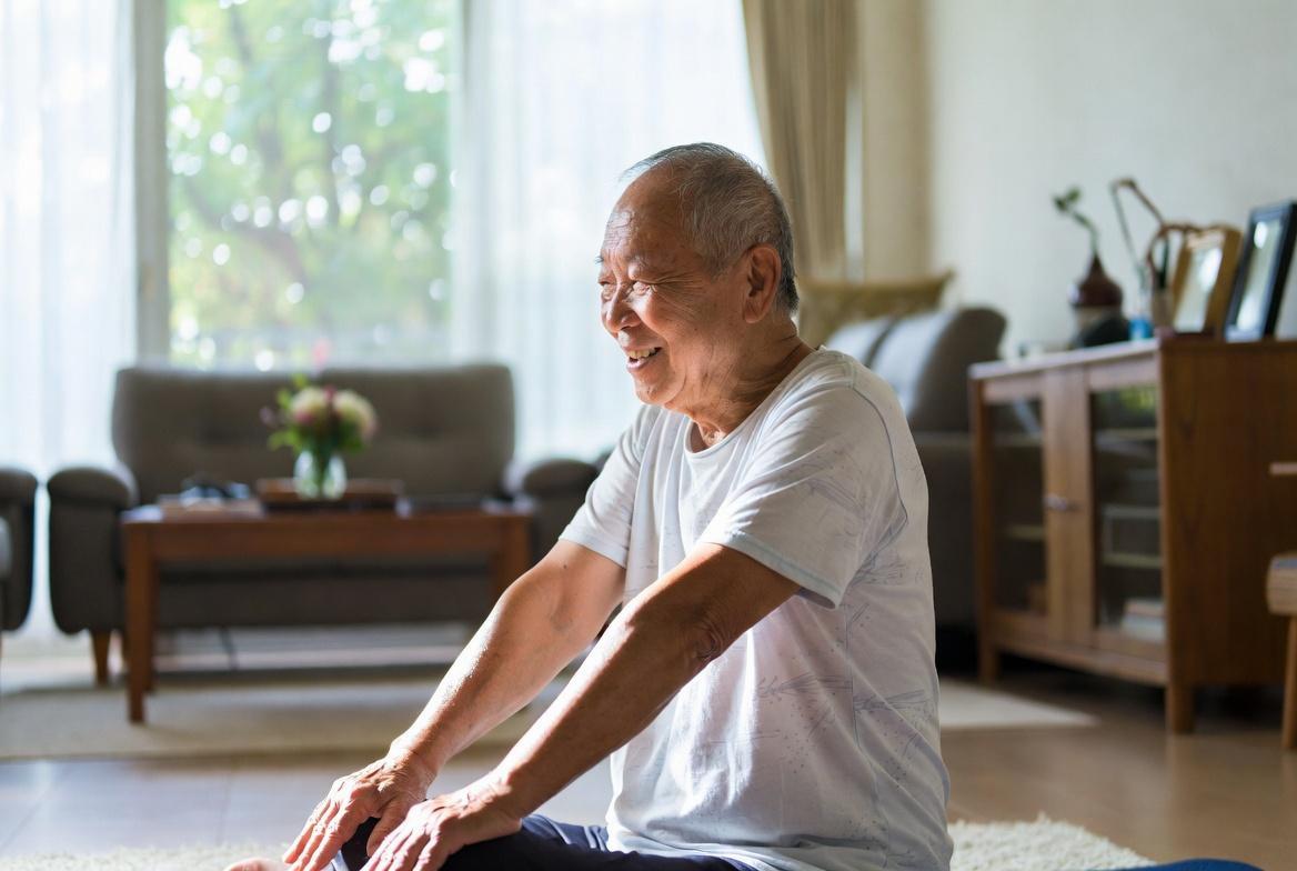 シニアが無理のないペースでノートを使って勉強する様子