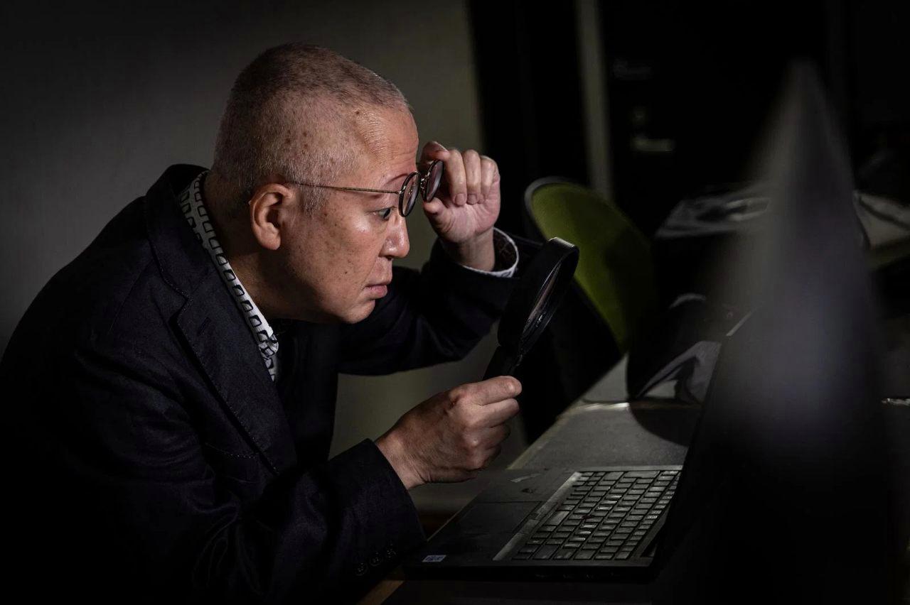 拡大表示されたWebページと、虫眼鏡マークを持った手のイラスト