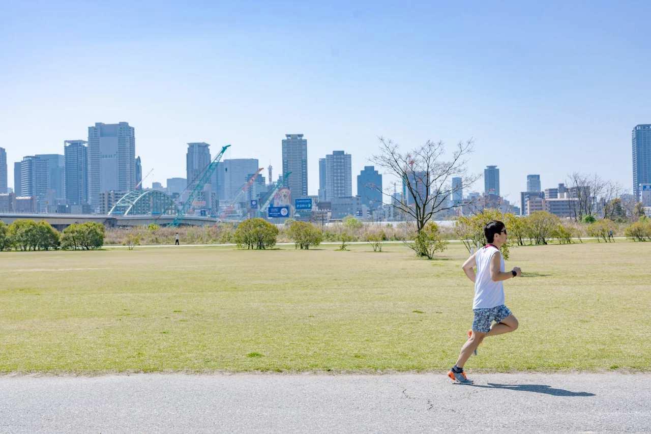 筋力低下を防ぐために無理なく筋トレを始める女性の姿